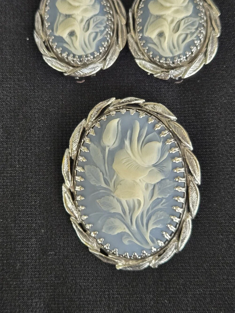 VTG 1960s Whiting & Davis Blue White Silver Floral Cameo & Earring Parure Set